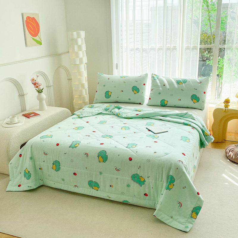 91家纺网 家纺一手货源 找家纺 天瑜 2024新款棉绸苏香绸舒香绸夏被人造棉夏凉被 草莓恐龙绿