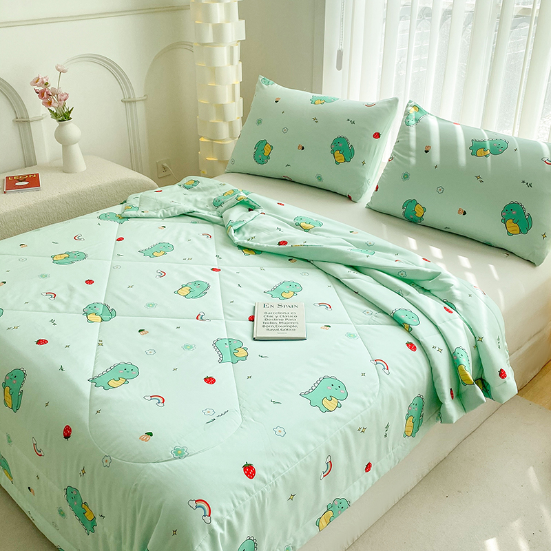 91家纺网 家纺一手货源 找家纺 天瑜 2024新款棉绸苏香绸舒香绸夏被人造棉夏凉被 草莓恐龙绿