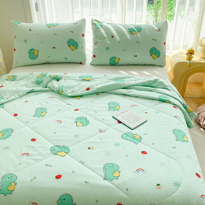 91家纺网 家纺一手货源 找家纺 天瑜 2024新款棉绸苏香绸舒香绸夏被人造棉夏凉被 草莓恐龙绿