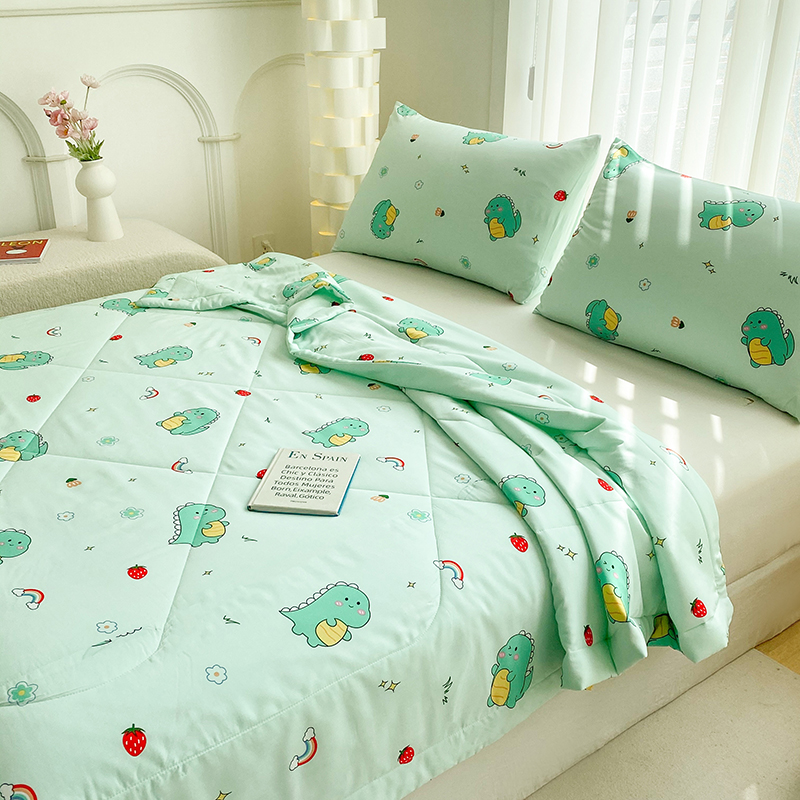 91家纺网 家纺一手货源 找家纺 天瑜 2024新款棉绸苏香绸舒香绸夏被人造棉夏凉被 草莓恐龙绿