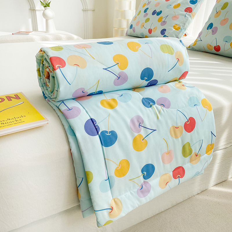 91家纺网 家纺一手货源 找家纺 天瑜 2024新款棉绸苏香绸舒香绸夏被人造棉夏凉被 七彩樱桃蓝