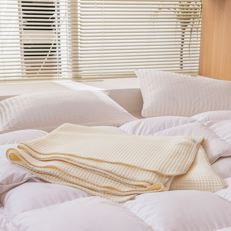 91家纺网 家纺一手货源 找家纺 触手即凉！A类创新科技新款2025双面PE夏凉被恒温凉薄被子 米黄