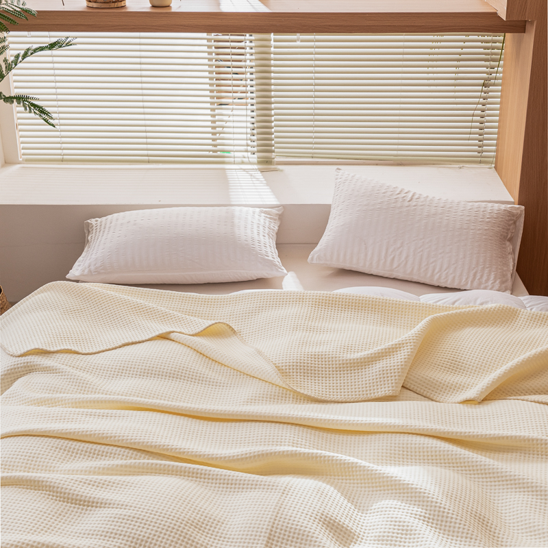 91家纺网 家纺一手货源 找家纺 触手即凉！A类创新科技新款2025双面PE夏凉被恒温凉薄被子 米黄