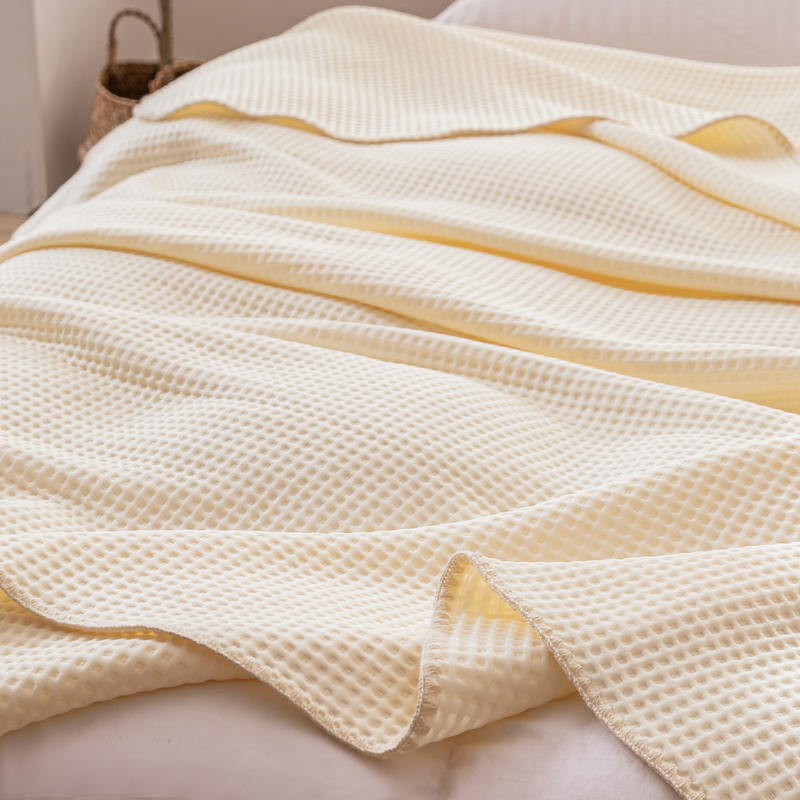 91家纺网 家纺一手货源 找家纺 触手即凉！A类创新科技新款2025双面PE夏凉被恒温凉薄被子 米黄