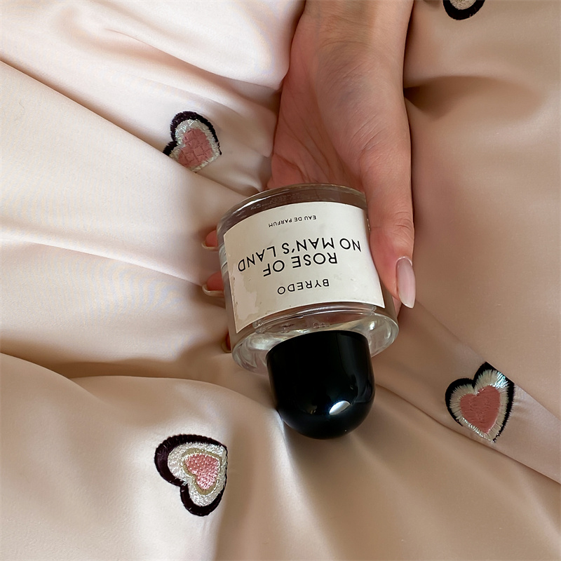 91家纺网 家纺一手货源 找家纺 馨蕊 2024新款80支奥地利兰精天丝四件套——天丝小爱心 天丝小爱心-初夏粉