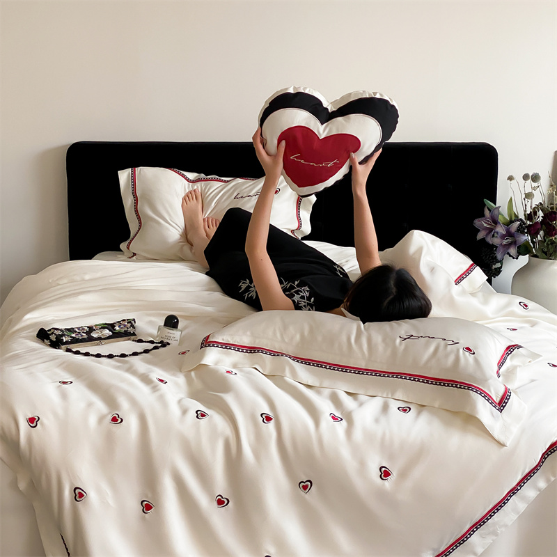 91家纺网 家纺一手货源 找家纺 馨蕊 2024新款80支奥地利兰精天丝四件套——天丝小爱心 天丝小爱心-月光白