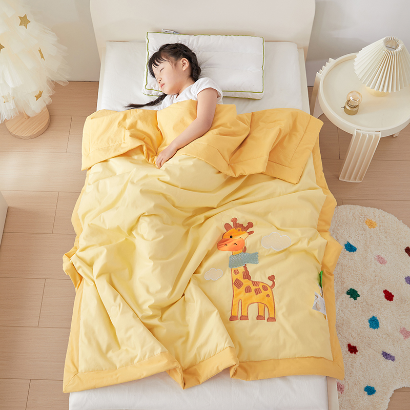 91家纺网 家纺一手货源 找家纺 荷马之梦 安睡系列——2024新款A类40s全棉水洗棉绣花儿童夏被 长颈鹿