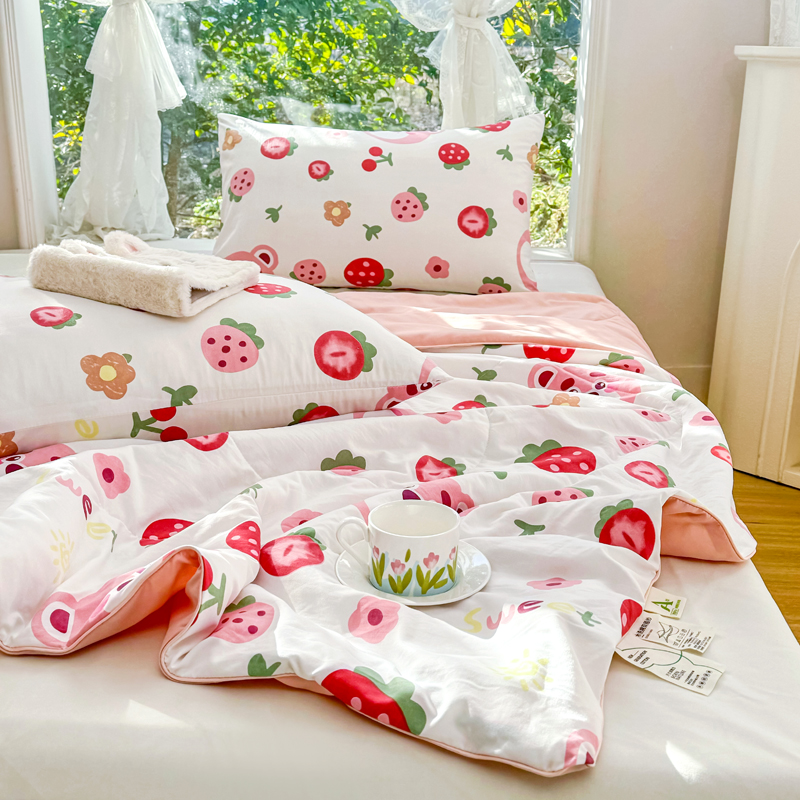 91家纺网 家纺一手货源 找家纺 梦恬佳-2024新款A类水洗双层纱夏凉被 草莓蛋糕