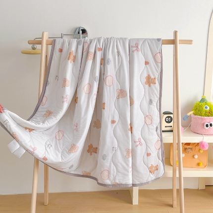 91家纺网 家纺一手货源 找家纺 啊雅家居 2025新款凉感丝夏凉被冰淇淋夏被 草莓熊