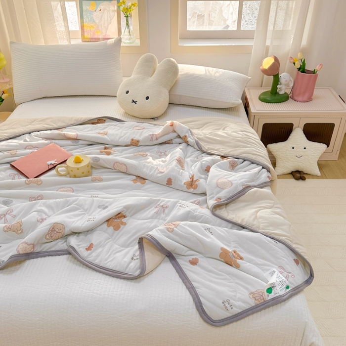 91家纺网 家纺一手货源 找家纺 啊雅家居 2025新款凉感丝夏凉被冰淇淋夏被 草莓熊