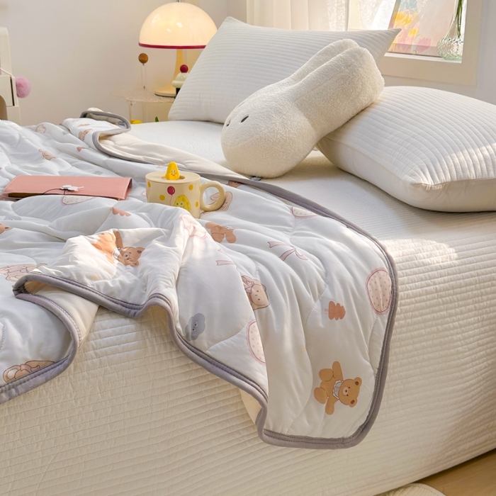 91家纺网 家纺一手货源 找家纺 啊雅家居 2025新款凉感丝夏凉被冰淇淋夏被 草莓熊