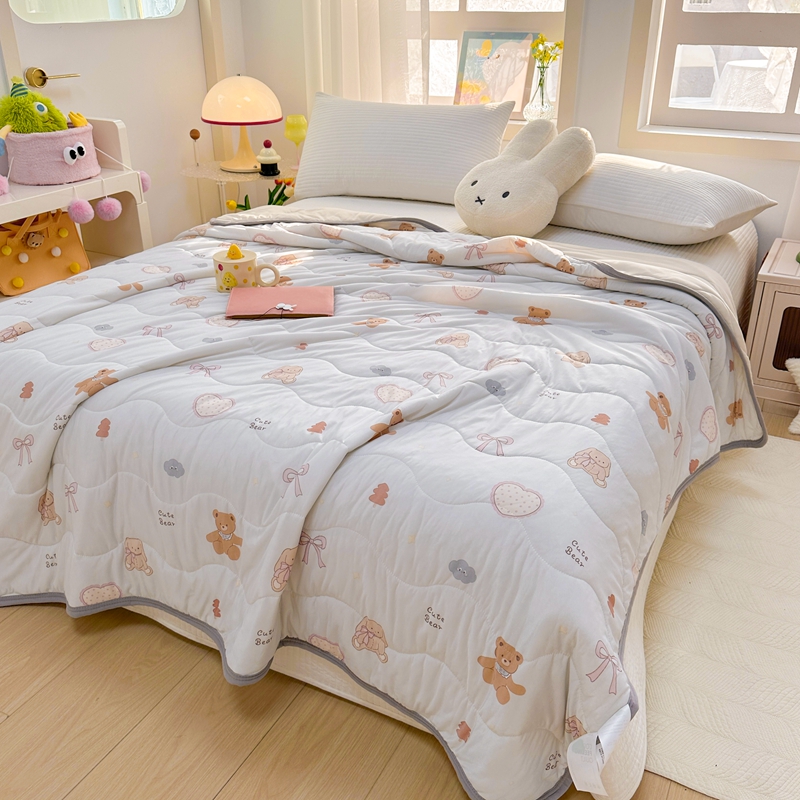 91家纺网 家纺一手货源 找家纺 啊雅家居 2025新款凉感丝夏凉被冰淇淋夏被 草莓熊