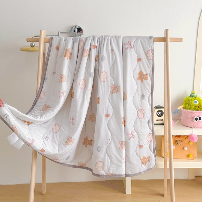 91家纺网 家纺一手货源 找家纺 啊雅家居 2025新款凉感丝夏凉被冰淇淋夏被 草莓熊