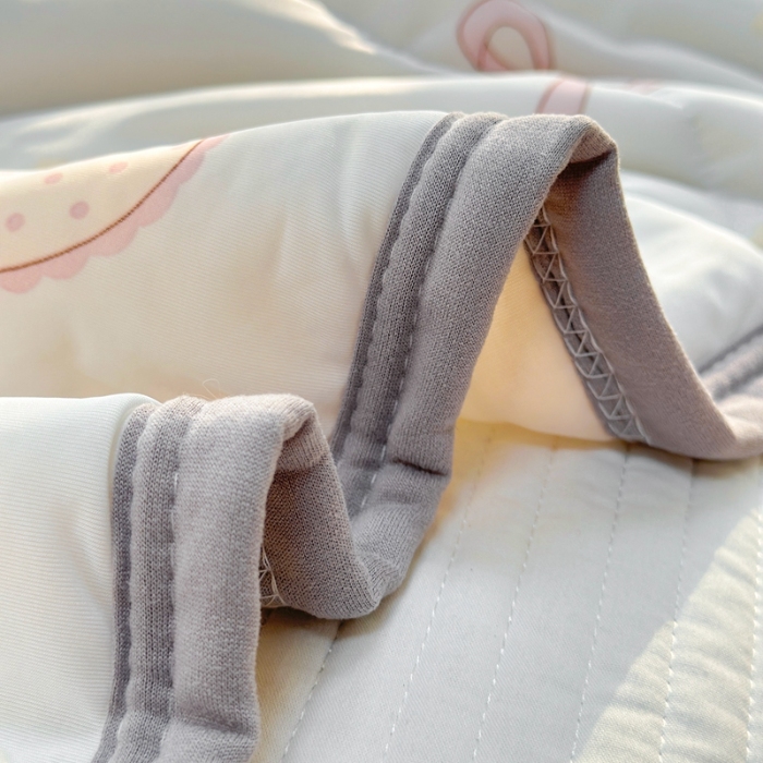 91家纺网 家纺一手货源 找家纺 啊雅家居 2025新款凉感丝夏凉被冰淇淋夏被 草莓熊