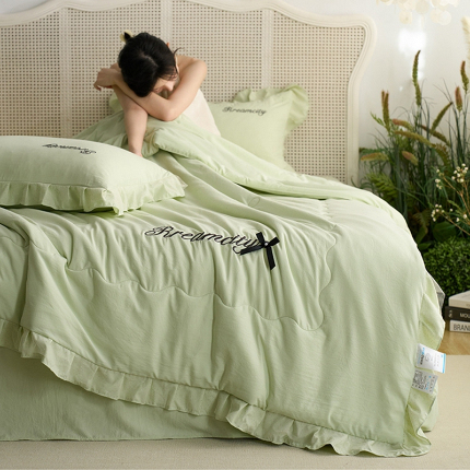 91家纺网 家纺一手货源 找家纺 （总）嗯呢2025新款A类倍柔棉双层花边绣花夏被四件套 抹茶绿