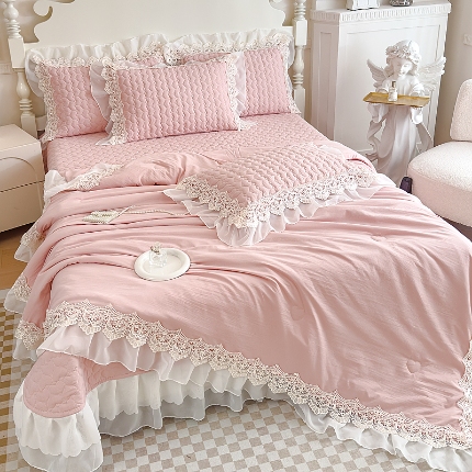 91家纺网 家纺一手货源 找家纺 A类糯小棉蕾丝雪纺床盖款夏被四件套 法式大花边三件套爱丽丝系列夏凉被空调被