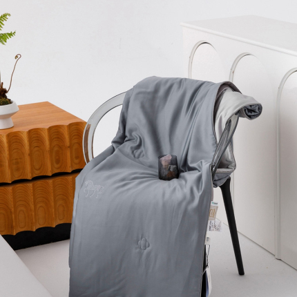 91家纺网 家纺一手货源 找家纺 CINNY馨宜 2025新款60莱赛尔大豆纤维 撞色夏被（伯爵） 雾霾蓝