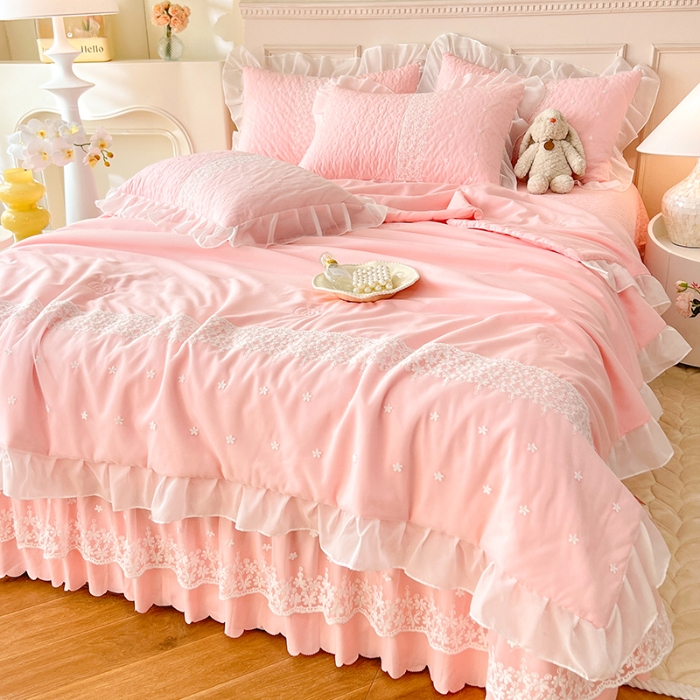 91家纺网 家纺一手货源 找家纺 苏米娜2024韩版少女心法式公主风水洗棉蕾丝花边绣花夏被床盖款四件套泡泡棉小竺棉凉感丝夏被床盖款四件套