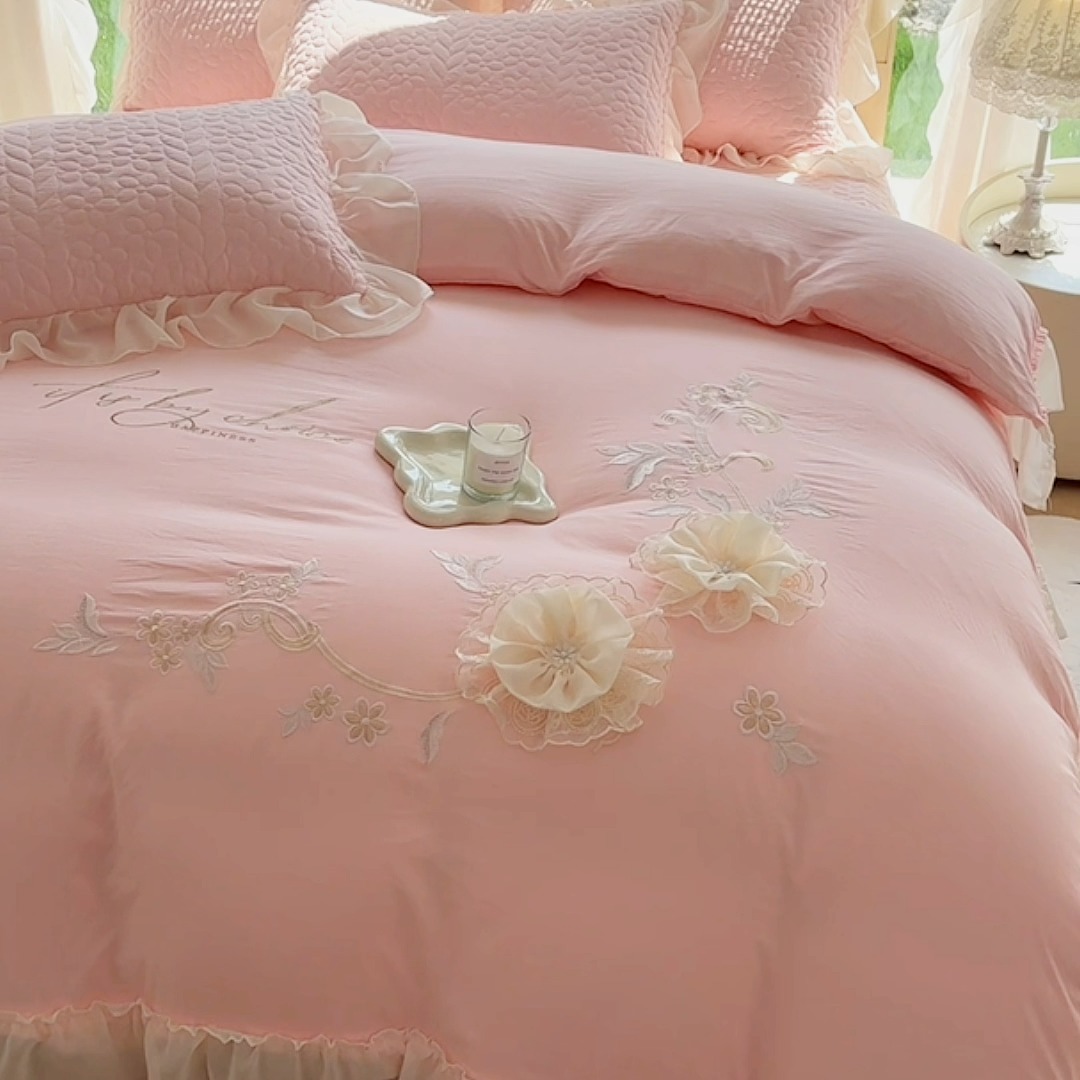 91家纺网 家纺一手货源 找家纺 2025韩版法式公主风水洗棉立体花绣花床盖款四件套蕾丝床盖款三件套