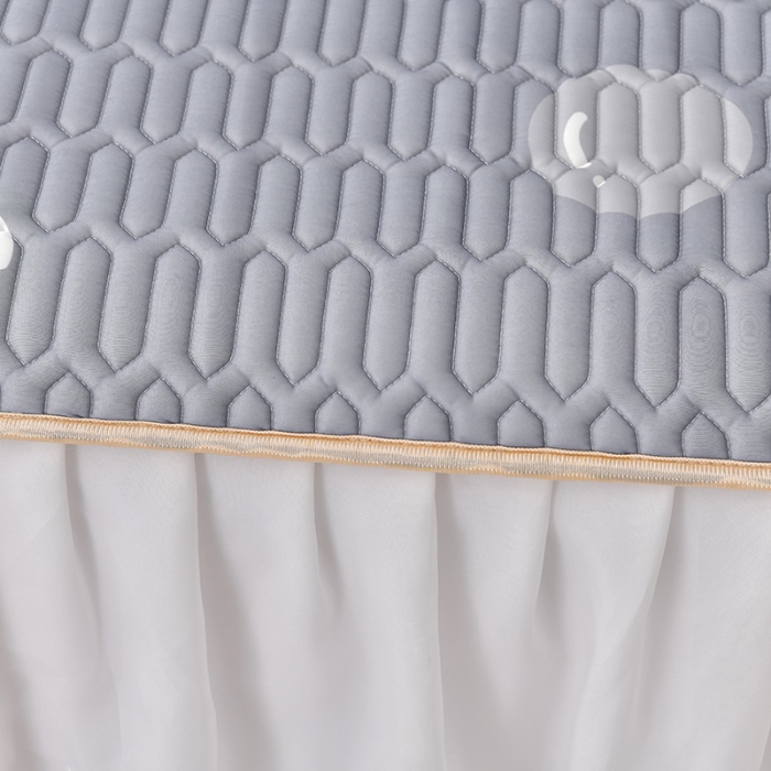 91家纺网 家纺一手货源 找家纺 民新家纺 2024新款凉感丝乳胶床裙凉席 功夫熊猫-灰