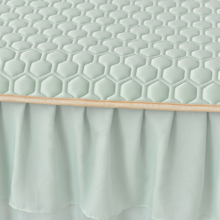 91家纺网 家纺一手货源 找家纺 民新家纺 2024新款凉感丝乳胶床裙凉席 足球花-清新绿