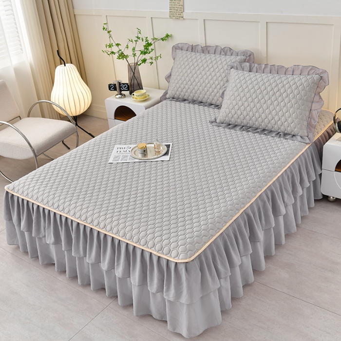 91家纺网 家纺一手货源 找家纺 民新家纺 2024新款凉感丝乳胶床裙凉席 足球花-陨石灰