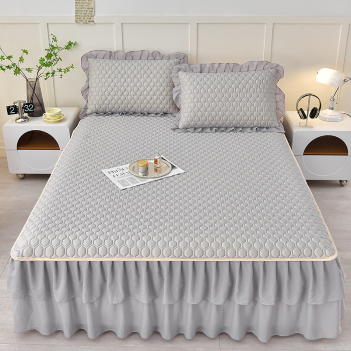 91家纺网 家纺一手货源 找家纺 民新家纺 2024新款凉感丝乳胶床裙凉席 足球花-陨石灰