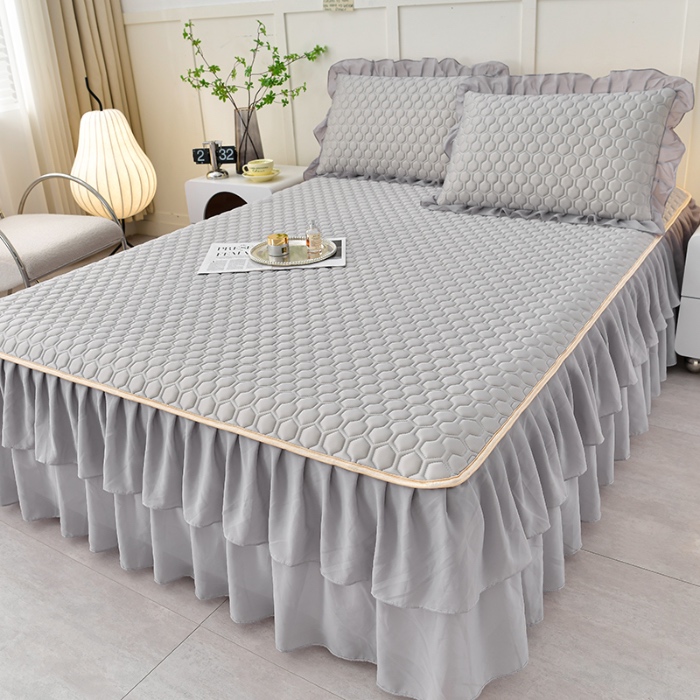 91家纺网 家纺一手货源 找家纺 民新家纺 2024新款凉感丝乳胶床裙凉席 足球花-陨石灰