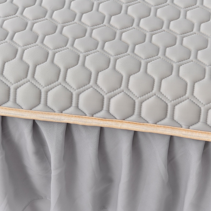 91家纺网 家纺一手货源 找家纺 民新家纺 2024新款凉感丝乳胶床裙凉席 足球花-陨石灰