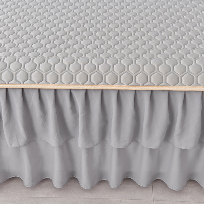 91家纺网 家纺一手货源 找家纺 民新家纺 2024新款凉感丝乳胶床裙凉席 足球花-陨石灰