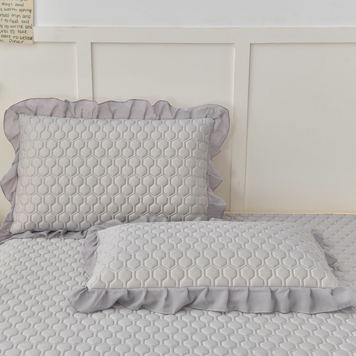 91家纺网 家纺一手货源 找家纺 民新家纺 2024新款凉感丝乳胶床裙凉席 足球花-陨石灰