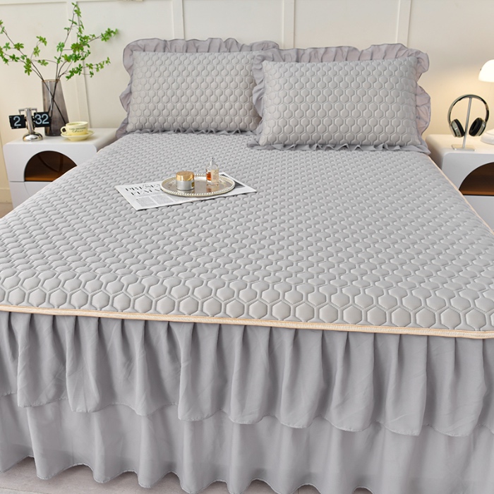 91家纺网 家纺一手货源 找家纺 民新家纺 2024新款凉感丝乳胶床裙凉席 足球花-陨石灰