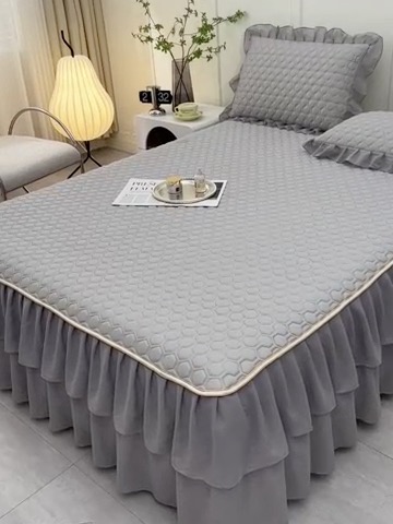 91家纺网 家纺一手货源 找家纺 民新家纺 2024新款凉感丝乳胶床裙凉席 足球花-陨石灰