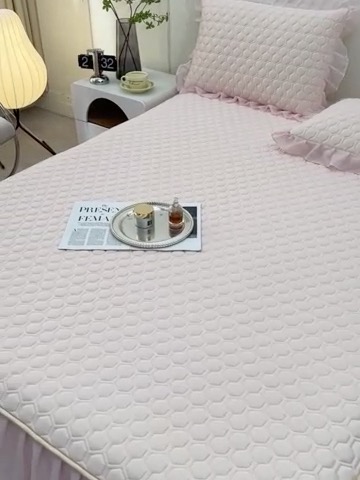 91家纺网 家纺一手货源 找家纺 民新家纺 2024新款凉感丝乳胶床裙凉席 足球花-香妃粉