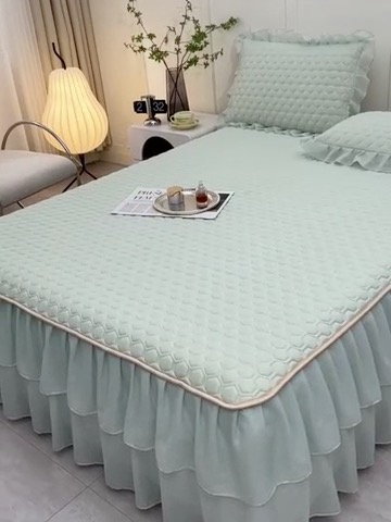 91家纺网 家纺一手货源 找家纺 民新家纺 2024新款凉感丝乳胶床裙凉席 足球花-清新绿