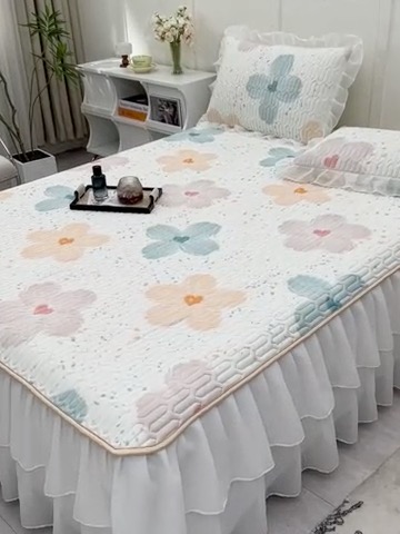 91家纺网 家纺一手货源 找家纺 民新家纺 2024新款凉感丝乳胶床裙凉席 繁花相见