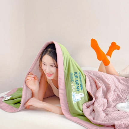 91家纺网 家纺一手货源 找家纺 （总）【苏东来】2024年烫画印花贴画凉感丝冰豆豆被夏被被子夏凉被空调被凉豆豆被小竺棉泡泡棉双层纱纯棉夏被四件套