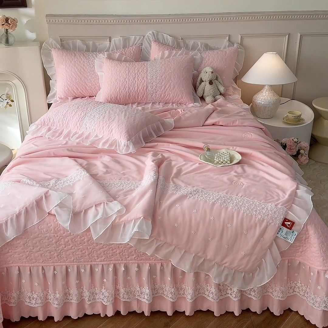 91家纺网 家纺一手货源 找家纺 （总）2025韩版少女心法式公主风水洗棉蕾丝花边绣花夏被床盖款四件套泡泡棉小竺棉凉感丝夏被床盖款四件套 