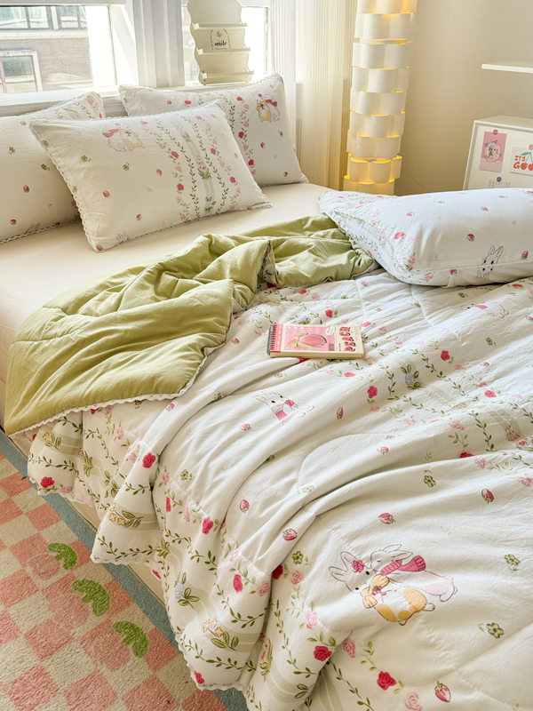 91家纺网 家纺一手货源 找家纺 慕尚家纺2025新款双层纱水洗夏被子被芯 草莓小兔
