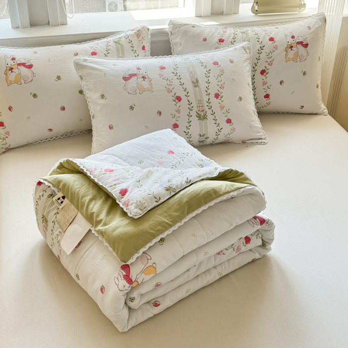 91家纺网 家纺一手货源 找家纺 慕尚家纺2025新款双层纱水洗夏被子被芯 草莓小兔