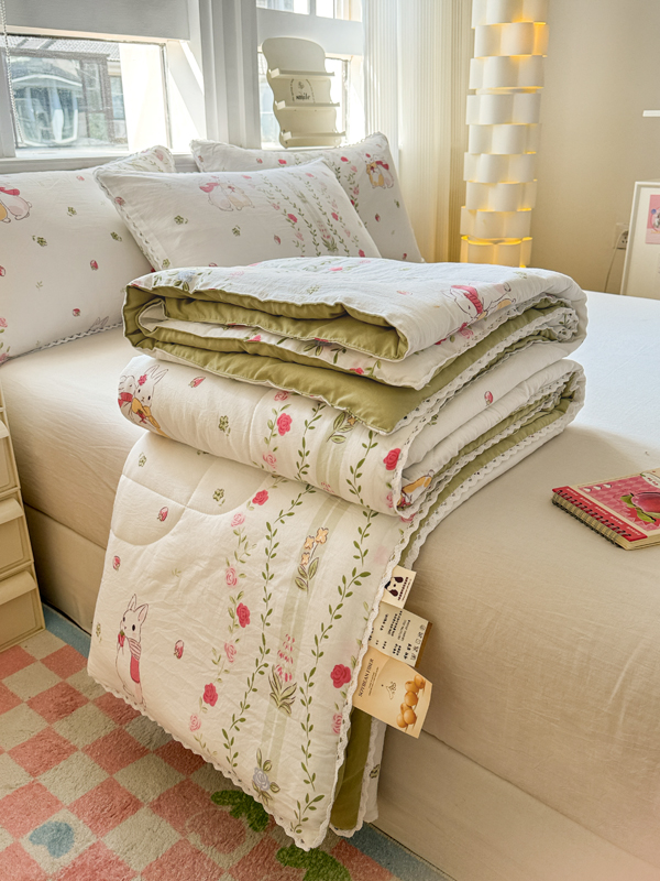 91家纺网 家纺一手货源 找家纺 慕尚家纺2025新款双层纱水洗夏被子被芯 草莓小兔