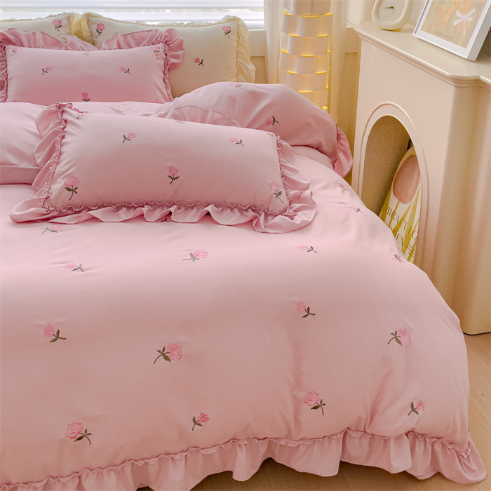 91家纺网 家纺一手货源 找家纺 可思家纺 2024新款水洗棉满版刺绣大宽花边款四件套 玫瑰满园-少女粉