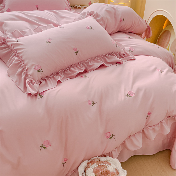 91家纺网 家纺一手货源 找家纺 可思家纺 2024新款水洗棉满版刺绣大宽花边款四件套 玫瑰满园-少女粉