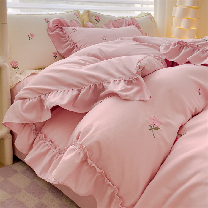 91家纺网 家纺一手货源 找家纺 可思家纺 2024新款水洗棉满版刺绣大宽花边款四件套 玫瑰满园-少女粉