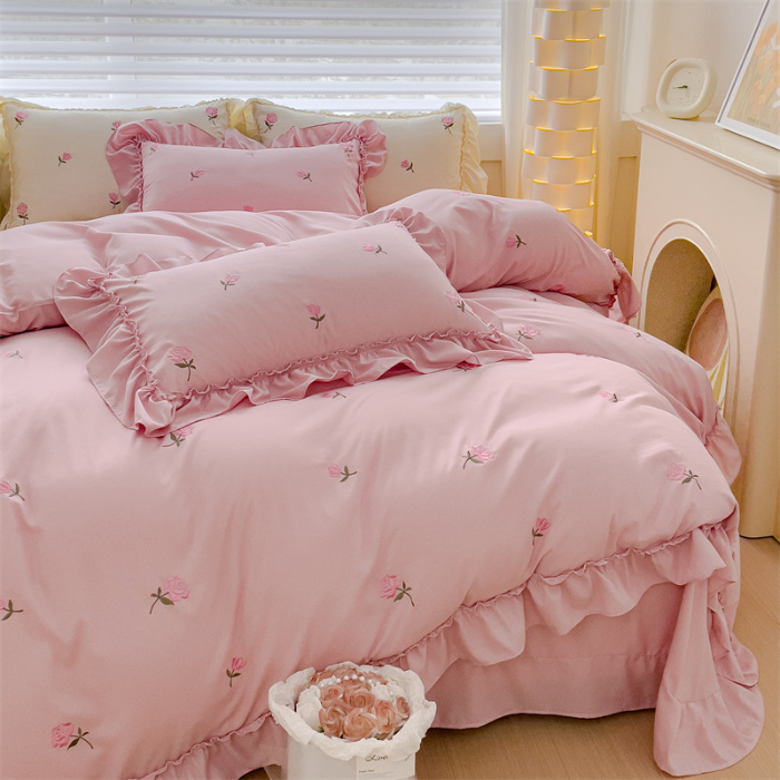 91家纺网 家纺一手货源 找家纺 可思家纺 2024新款水洗棉满版刺绣大宽花边款四件套 玫瑰满园-少女粉