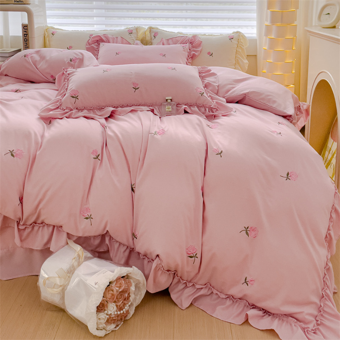 91家纺网 家纺一手货源 找家纺 可思家纺 2024新款水洗棉满版刺绣大宽花边款四件套 玫瑰满园-少女粉