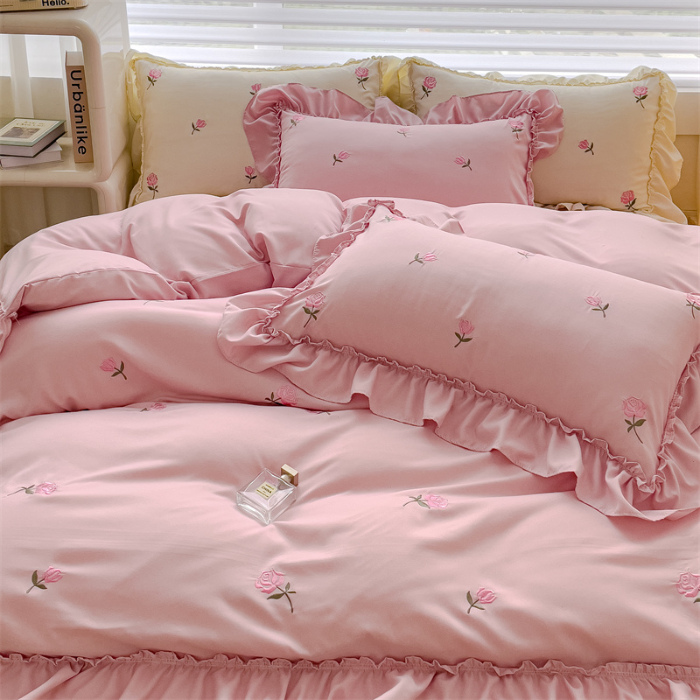 91家纺网 家纺一手货源 找家纺 可思家纺 2024新款水洗棉满版刺绣大宽花边款四件套 玫瑰满园-少女粉