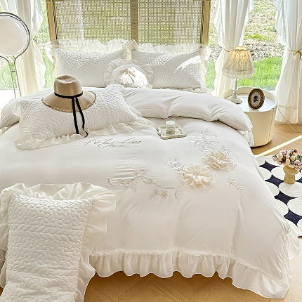 91家纺网 家纺一手货源 找家纺 苏米娜2025韩版法式公主风少女心水洗棉立体花绣花床盖款四件套蕾丝花边床盖款夏被四件套