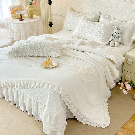91家纺网 家纺一手货源 找家纺 2025韩版少女心法式公主风水洗棉蕾丝花边绣花夏被床盖款四件套泡泡棉小竺棉凉感丝夏被床盖款四件套