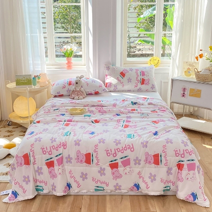 91家纺网 家纺一手货源 找家纺 （总）15 经年2025年小猪佩奇版授权A类针织棉夏被镂空花边款 直播爆款